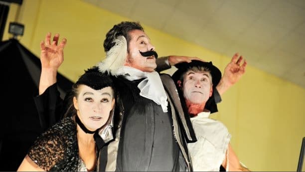 Llun: 3 pherfformiwr o gwmni Theatr Bash Street Credyd llun Hazel Hannant