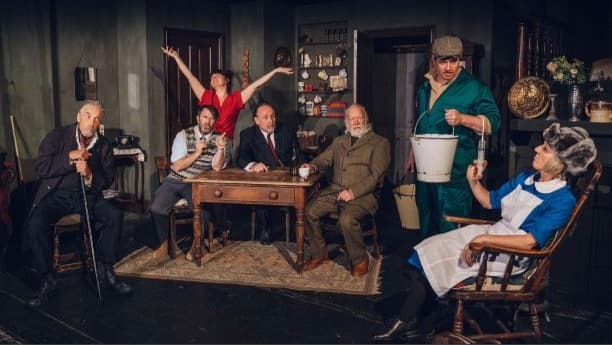 Llun: grŵp o berfformwyr ar y llwyfan Credyd  Kristina Banholzer, Theatr Baracaws Dinas