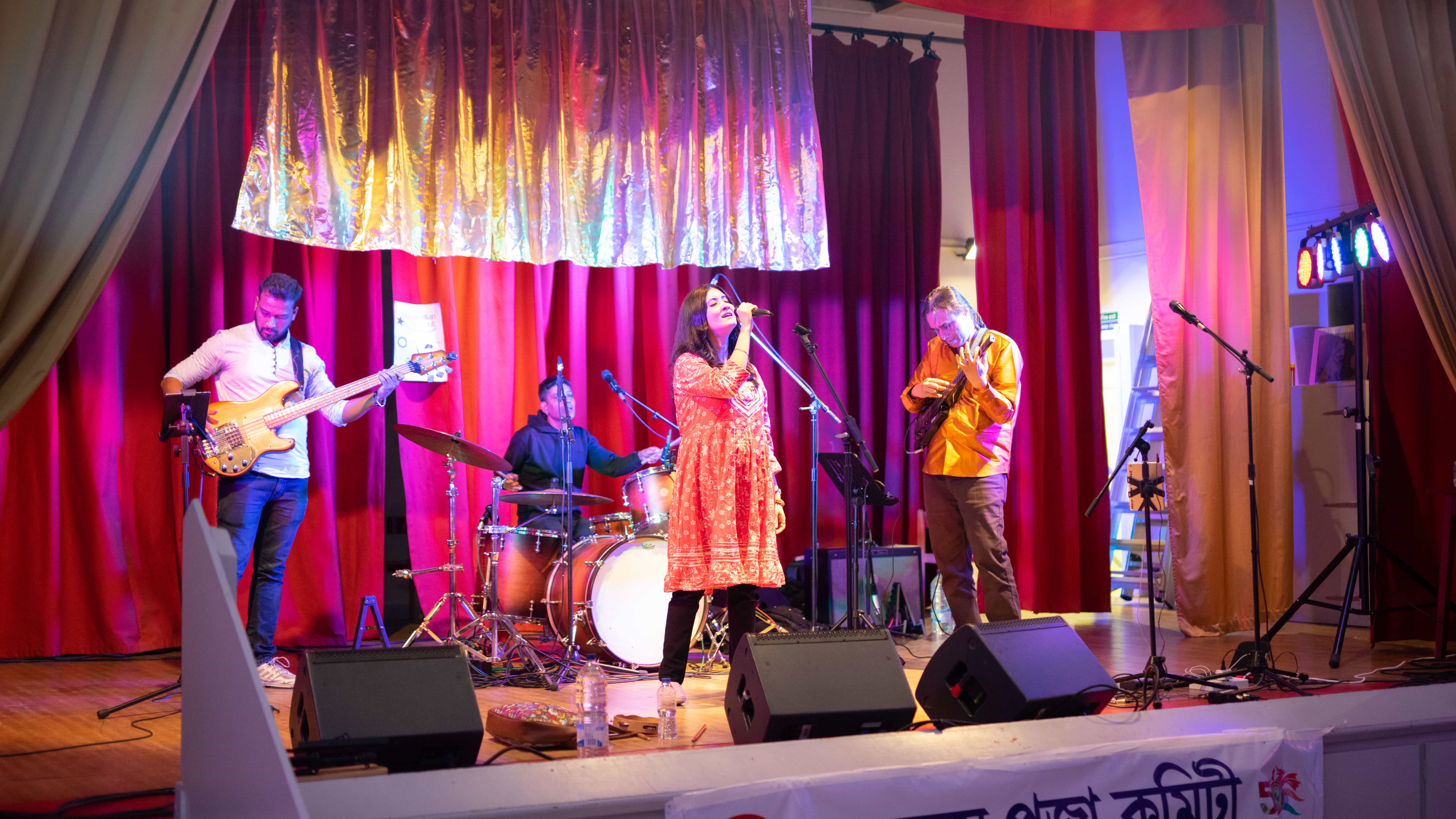 Band roc Indiaidd, Krosswindz, ar y llwyfan. Credyd llun Nuria Serna