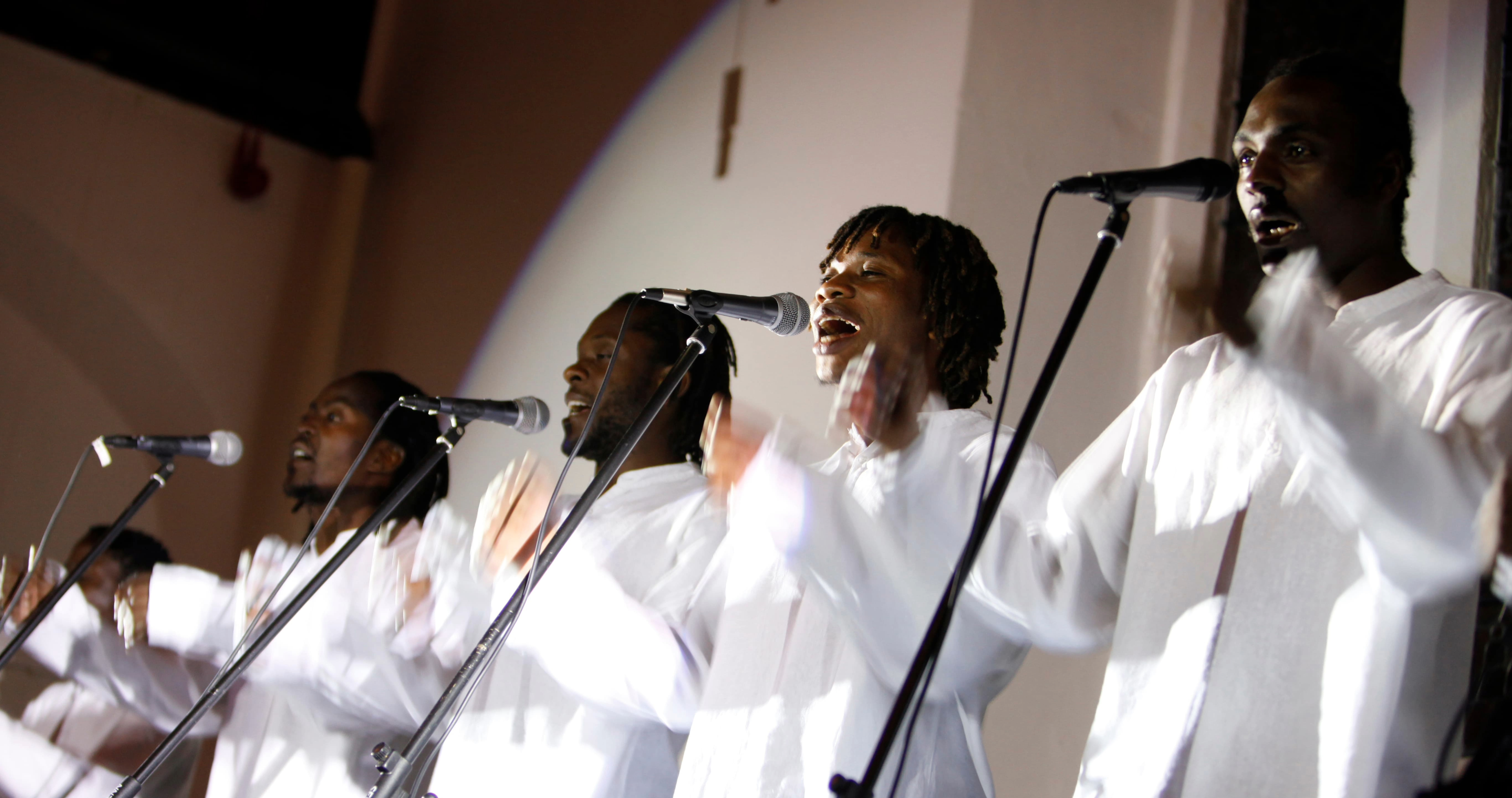 5 Caneuwyr  o Simbabwe, Umduno Wesizwe, o flaen y meicroffon Credyd llun: Betina Skovbro