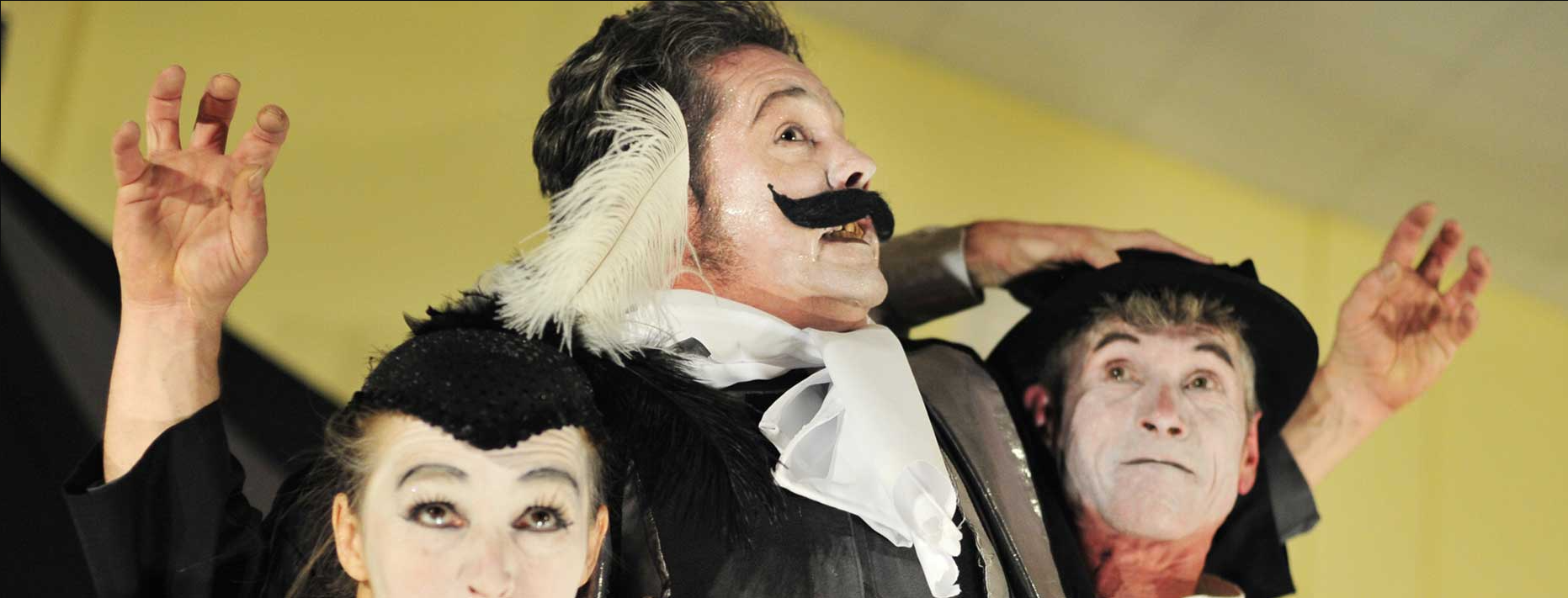 3 pherfformiwr o gwmni Theatr Bash Street Credyd llun Hazel Hannant